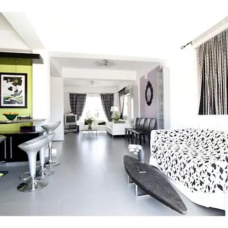 Your Beautiful Holiday Minutes From The Beach, 1489 Villa